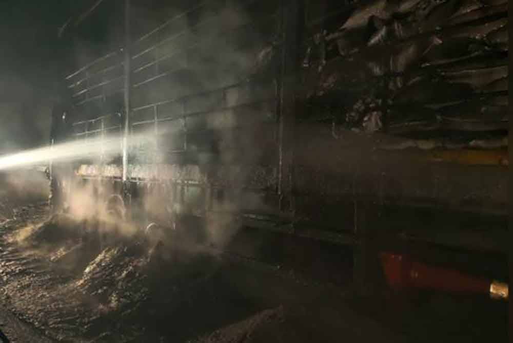 Sebuah treler yang membawa muatan serbuk plastik musnah terbakar di KM 293.7 Lebuh Raya Utara Selatan (PLUS), arah selatan, di Gopeng, hari ini. - Foto ihsan bomba