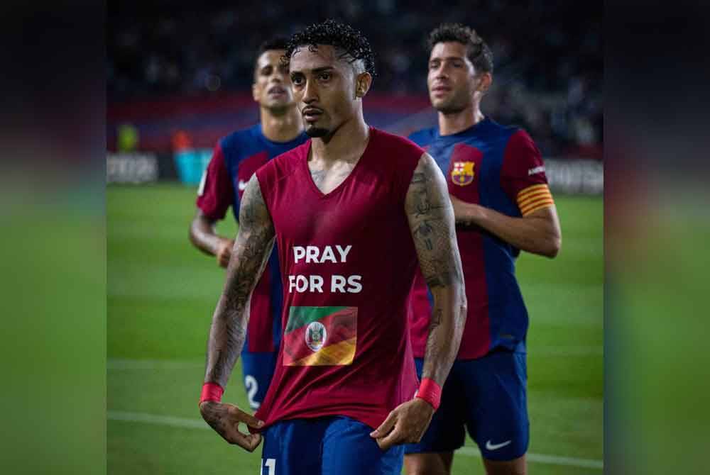 Raphinha selepas meledak gol kedua Barcelona mendedahkan sokongan 'Pray For RS' kepada mangsa banjir besar yang melanda, negeri Brazil, Rio Grande do Sul.