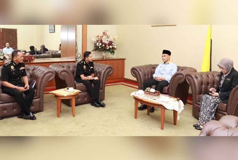 Mohd Shukri (dua dari kanan) ketika menerima kunjungan hormat Mohd Nor Adha (dua dari kiri) pada Isnin.