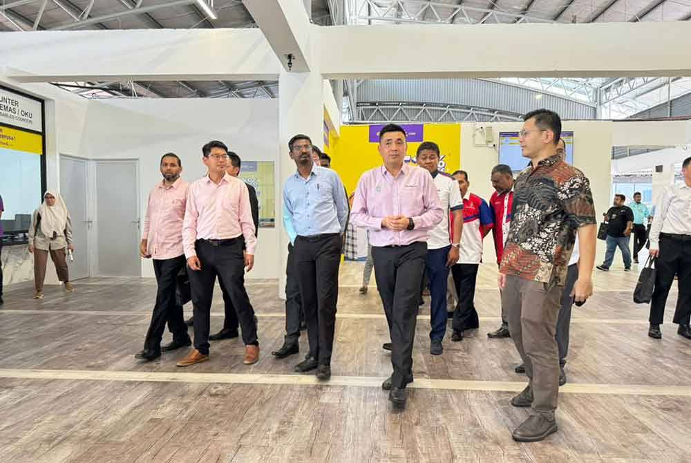 William (kanan) mengiringi Mooi Lye (dua dari kanan) meninjau TSN selepas majlis perasmian.