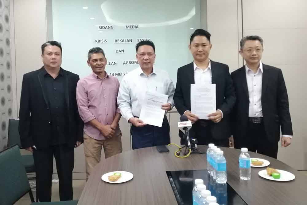 Steven (dua dari kanan) dan Meng Huat (tengah) pada sidang akbar mengenai Krisis Makanan Sayur dan Kestabilan Agromakanan oleh Persatuan Pengimport Sayur-Sayuran Malaysia dan Persekutuan Persatuan Penjual Sayur-Sayuran Malaysia pada Selasa.