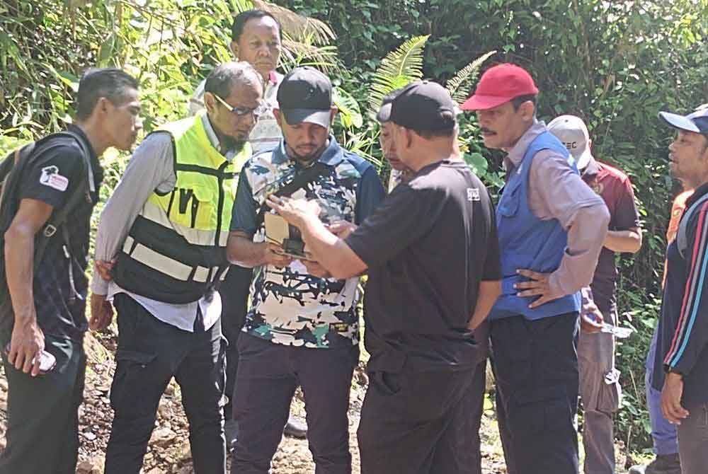Agensi berkaitan melakukan pemerhatian dan siasatan ke lokasi runtuhan. Foto APM