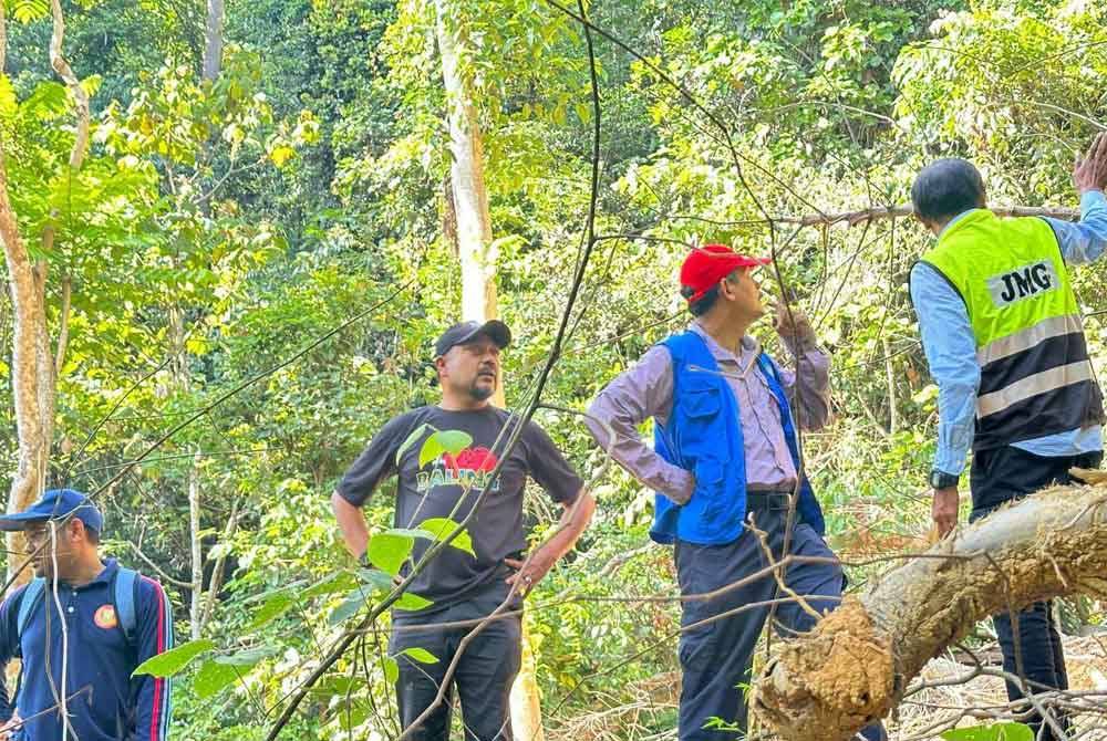 Abdul Gafar (dua dari kiri) dan Azizan (dua dari kanan) turun padang menyiasat lokasi kejadian runtuhan di Kampung Iboi. Foto APM