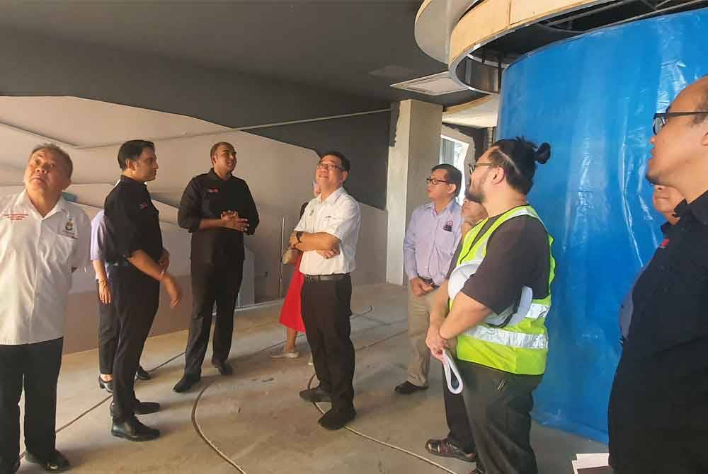 Hon Wai (empat dari kiri) ketika meninjau kerja-kerja pembinaan Pusat Arkeologi Guar Kepah.