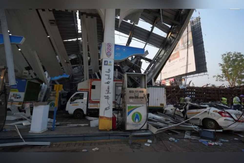 Sekurang-kurangnya lapan orang terbunuh dan berpuluh-puluh lagi cedera pada Isnin selepas papan iklan tumbang semasa cuaca buruk di ibu kota kewangan India, Mumbai. Foto Reuters