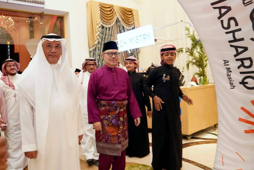 Syed Salleh (depan tengah) ketika hadir pada Majlis Ta'aruf atau ramah mesra antara barisan kepimpinan Syarikat Mashariq.