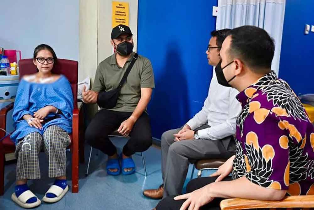 Ahmad Farhan mewakili Perdana Menteri menziarahi isteri kepada wartawan TV3 Fareez Azman iaitu Nurain Nazuraa Mohd Ghazali, 29, yang menghidap thyroid storm (krisis tiroid) sehingga disahkan mengalami hyperthyroid oleh doktor pakar.