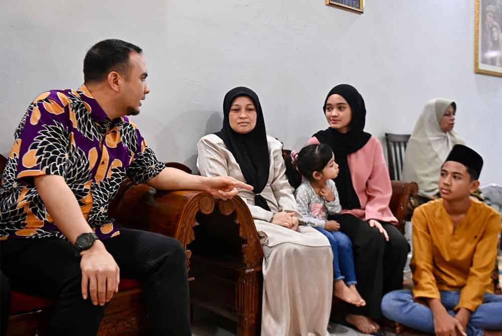 Setiausaha Politik Perdana Menteri, Ahmad Farhan Fauzi (kiri) ketika menziarahi keluarga Allahyarham Md Rizal Atan yang maut ditimpa pokok tumbang di Jalan Sultan Ismail pada 7 Mei lepas.