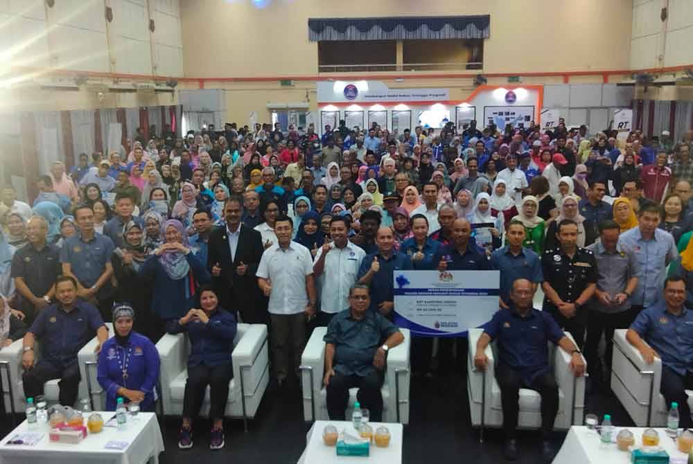 Aaron (duduk tengah) pada Majlis Peluncuran Inisiatif Pemerkasaan Rukun Tetangga Sebagai Penggerak Komuniti Progresif di Dewan Jugra, Banting di sini pada Selasa.