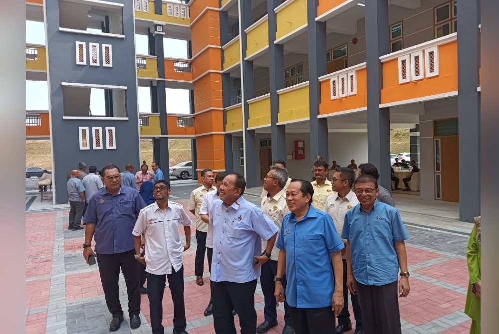 Ahmad Maslan (dua,kanan) ketika melawat bangunan baharu SK Sendayan.