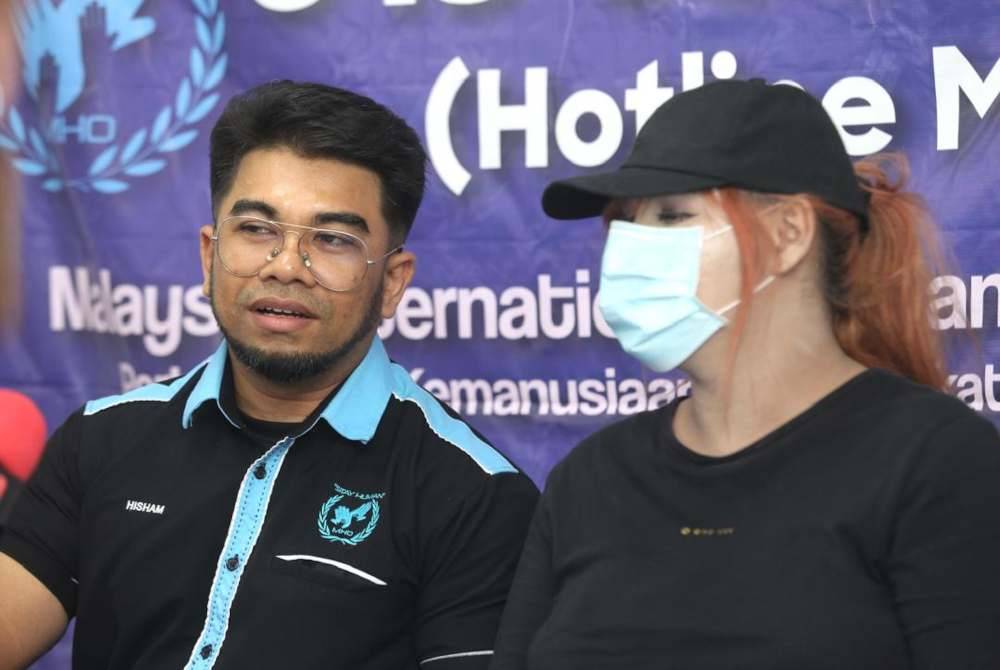 Alice (kanan) membuat aduan kepada MHO meminta klinik serta doktor yang membuat pembedahan ke atasnya dua tahun lalu disiasat susulan didakwa tidak bertauliah.