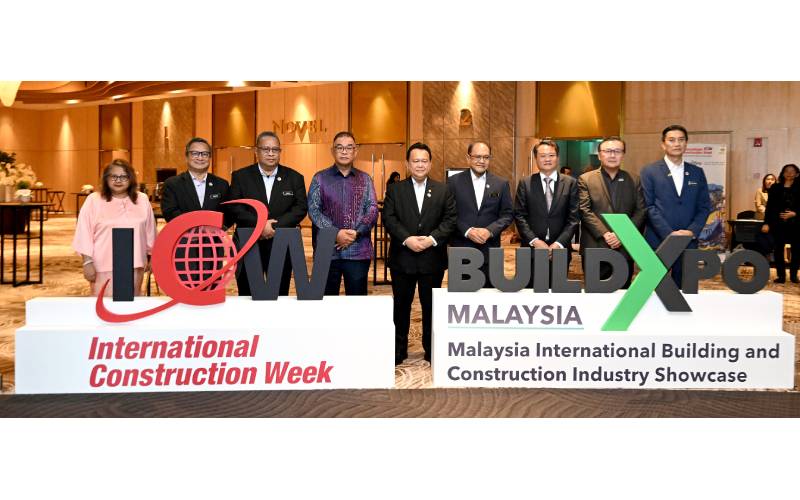 Mohd Zaid (empat dari kiri), Alexander dan bergambar bersama tetamu kehormat lain yang hadir ketika Majlis Pelancaran Awal ICW dan BuildXpo 2024 pada Selasa.