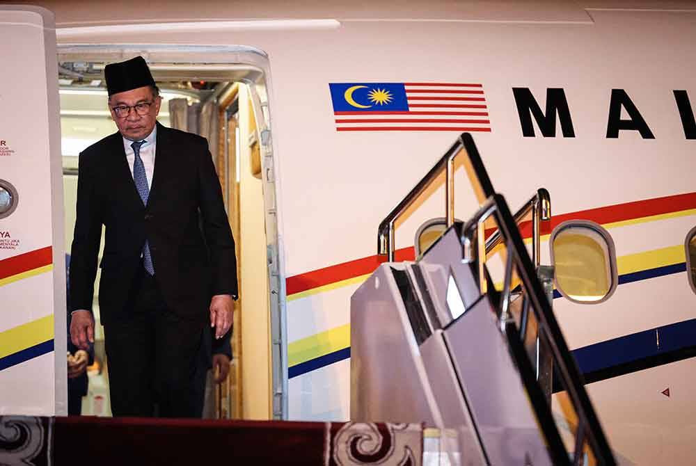 Anwar tiba di Lapangan Terbang Antarabangsa Manas, Bishkek, malam tadi bagi lawatan kerja ke Republik Kyrgyz. Foto Bernama