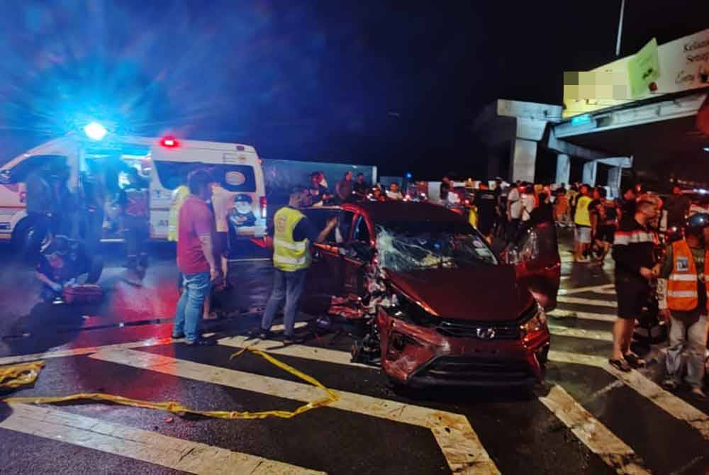 Enam individu cedera dalam kemalangan melibatkan empat buah kenderaan di Lebuhraya Tun Dr Lim Chong Eu di George Town pada malam Selasa.