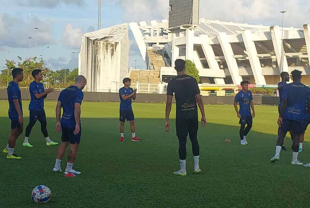 Akhyar (tengah) menjalani latihan ringan bersama ahli pasukan TFC