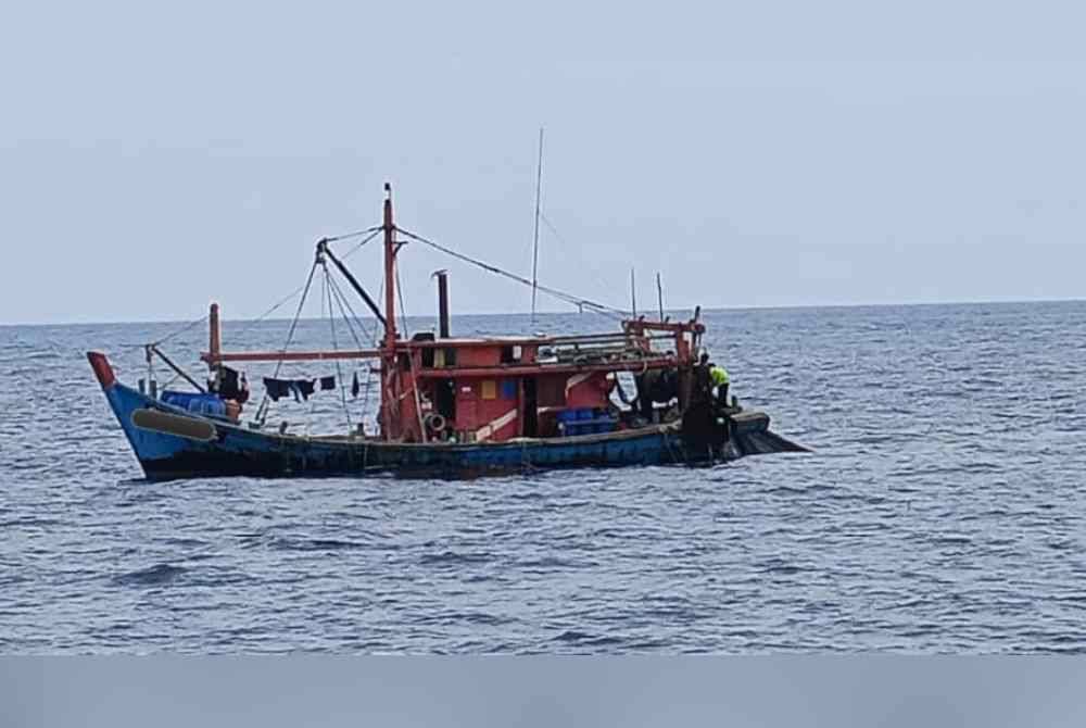 Bot nelayan tempatan kelas C ditahan Maritim Malaysia Selangor di kedudukan 16 batu nautika barat daya Tanjung Karang, Kuala Selangor pada Selasa.