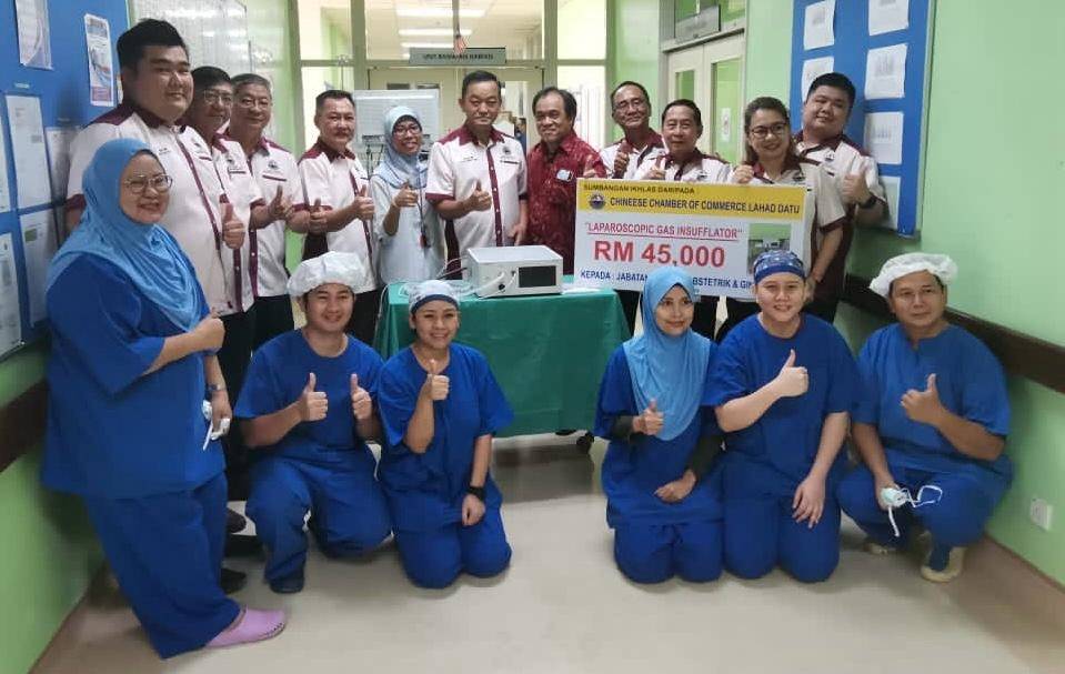 Para petugas Hospital Lahad Datu bergambar bersama-sama Cheng Teng (tengah) sempena penyerahan sumbangan laparoscopic gas insufflator bernilai RM45,000 daripada Dewan Perniagaan Cina Lahad Datu.