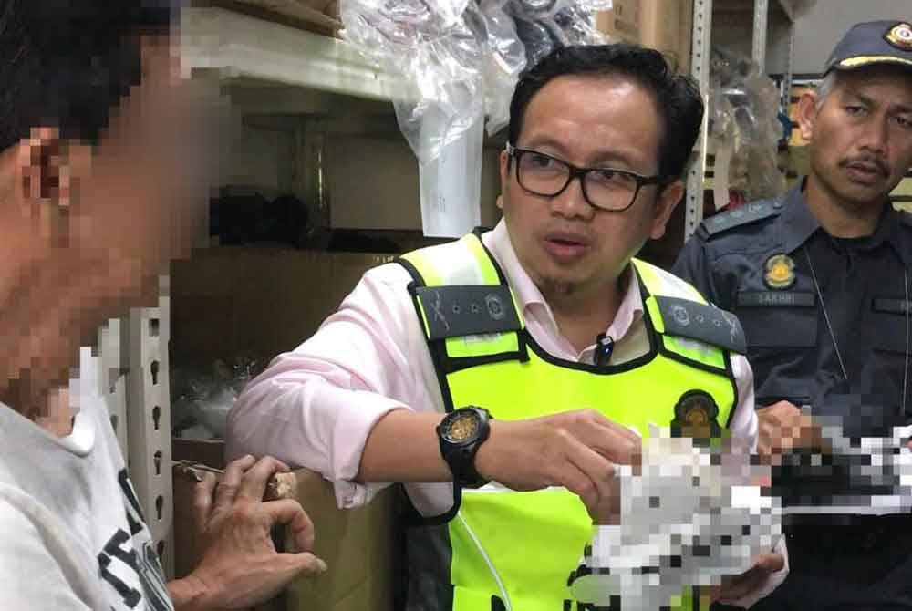 Seorang lelaki berusia 54 tahun yang bertindak sebagai pengurus ditahan bagi membantu siasatan mengikut Akta Cap Dagangan 2019. Foto ihsan KPDN Perak