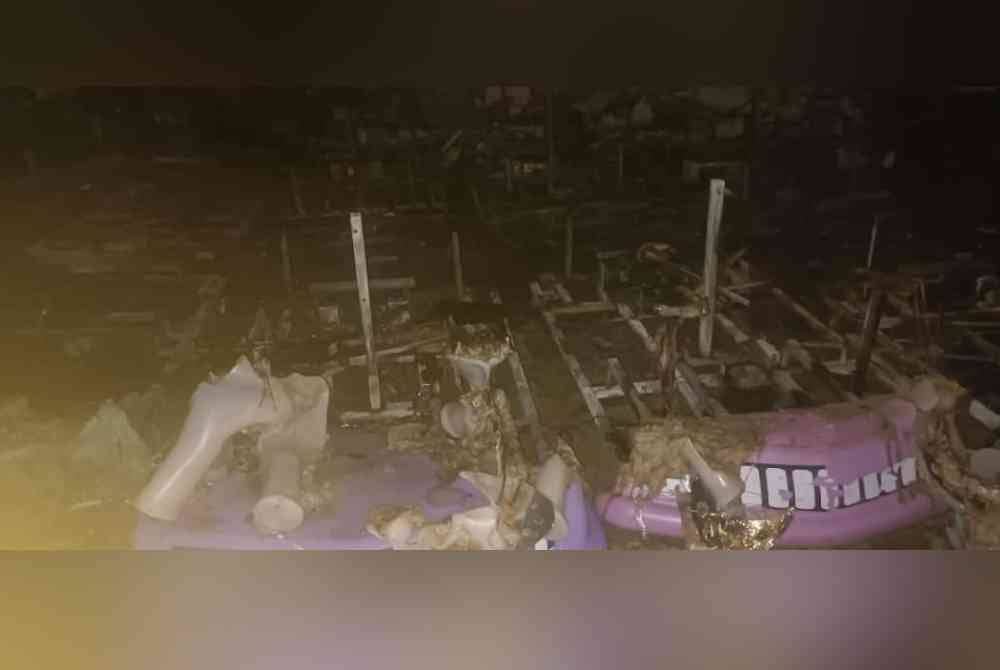 Punca kebakaran masih lagi dalam siasatan pihak bomba. Foto Bomba Kedah