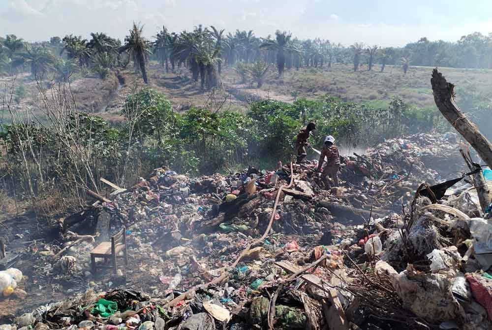 Pusat pelupusan sampah daerah Besut seluas 0.6 hektar terbakar di Kampung Paya Rawa. Foto ihsan JBPM