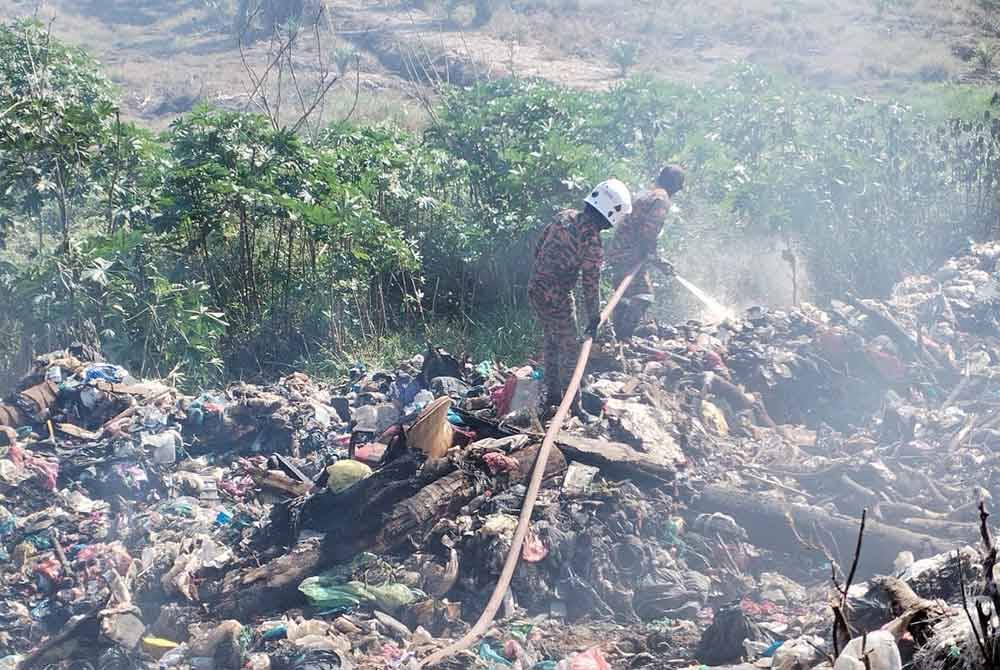 Anggota bomba bertungkus-lumus memadamkan kebakaran berkenaan. Foto ihsan JBPM