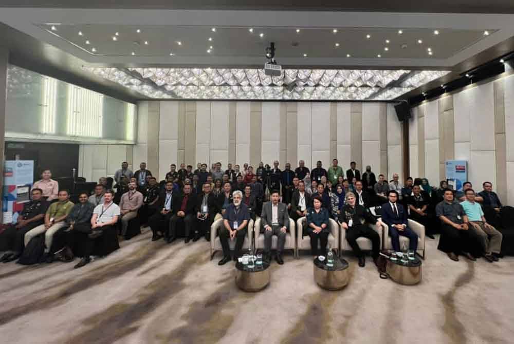 Mary (duduk tengah) bersama peserta Bengkel Mengurus Konflik Manusia - Buaya di Sabah anjuran JHL, di Kota Kinabalu.