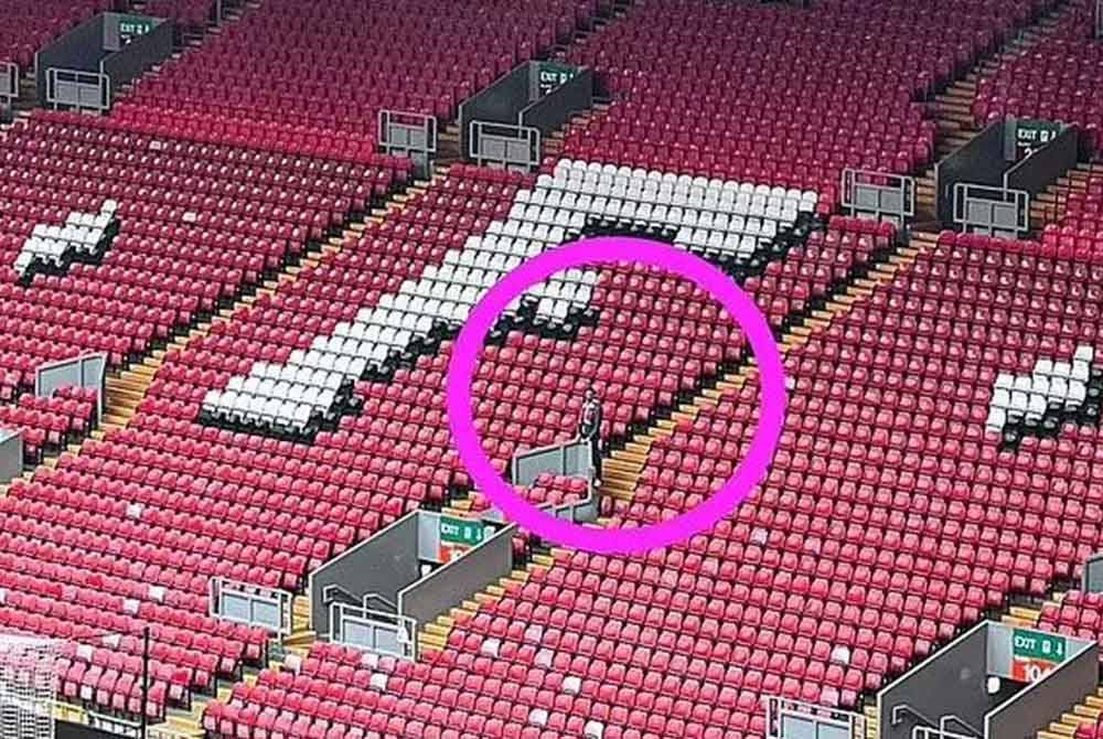 Jurgen Klopp dilihat melayan perasaannya di Anfield menjelang aksi terakhirnya sebagai pengurus Liverpool. Foto Stadium Astro