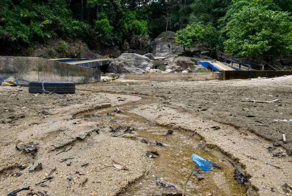Keadaan Jeram Pasu yang kering susulan cuaca panas serta taburan hujan yang kurang menyebabkan timbunan pasir jelas kelihatan. Foto Bernama