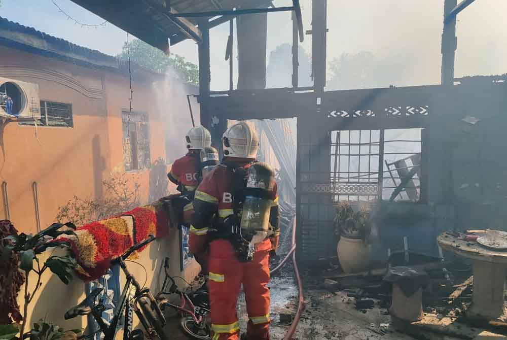 Kebakaran itu mengakibatkan sebuah rumah di Kampung Kubang Siam, Alor Janggus, Alor Setar musnah 90 peratus pada Selasa. Foto bomba
