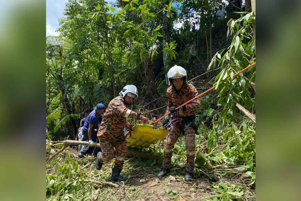 Ketiga-tiga mangsa yang berusia 40 an itu dikatakan meninggal dunia di lokasi kejadian.