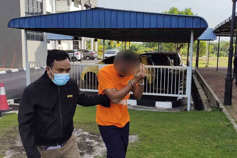 Salah seorang suspek dibawa ke Mahkamah Masjistret Sungai Petani untuk mendapatkan perintah reman.