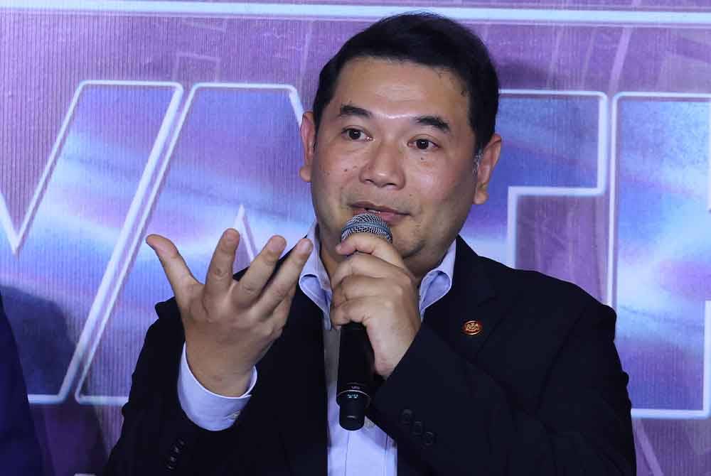 Rafizi bercakap pada Majlis Sidang Media Program Innovathon Musim Kedua di sebuah hotel pada Rabu. Foto Bernama