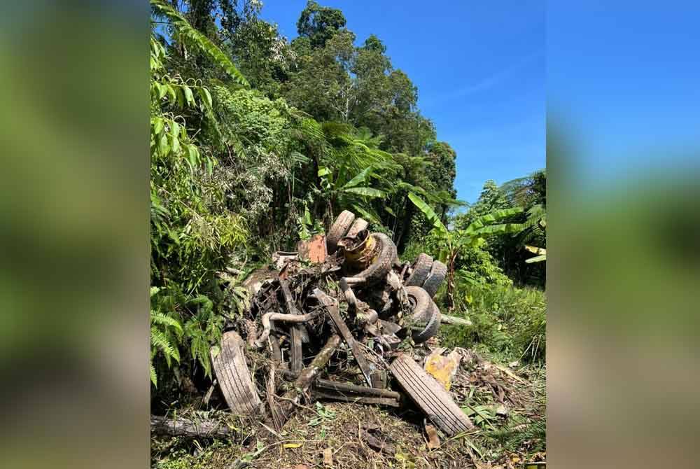 Lori berkenaan kemudian telah menggelongsor lalu terjunam ke dalam gaung.