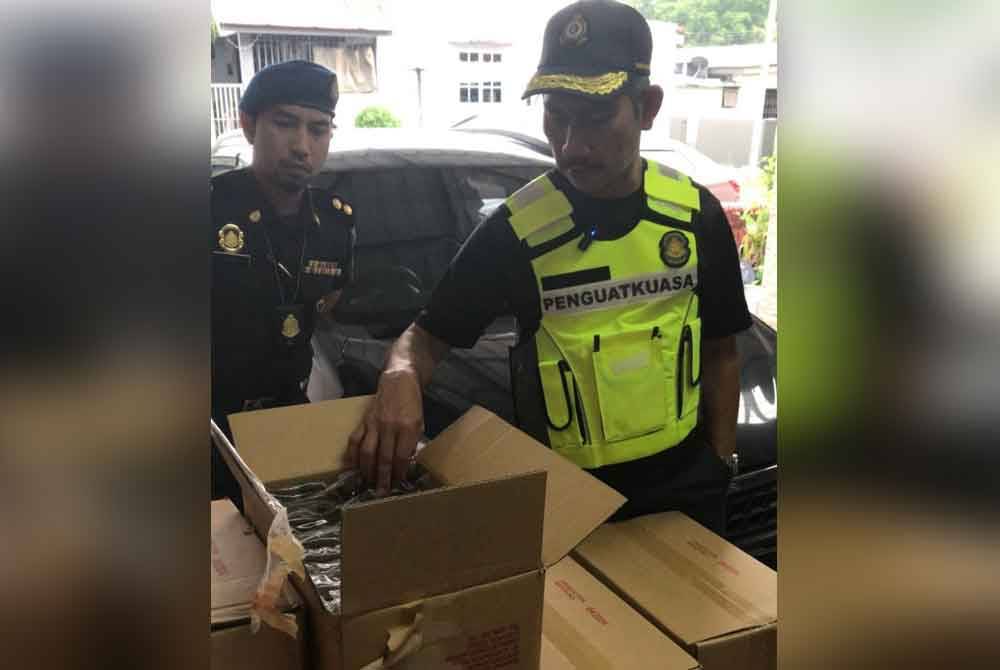 Pegawai penguat kuasa KPDN Perak menemui lebih 500 peket minyak masak yang disimpan secara haram di Taman Meru, Ipoh. Foto ihsan KPDN Perak
