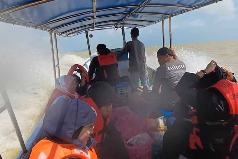 Laut bergelora dan ombak besar perlu diharungi guru ketika menaiki bot untuk ke Pulau Sibu pada musim tengkujuh.