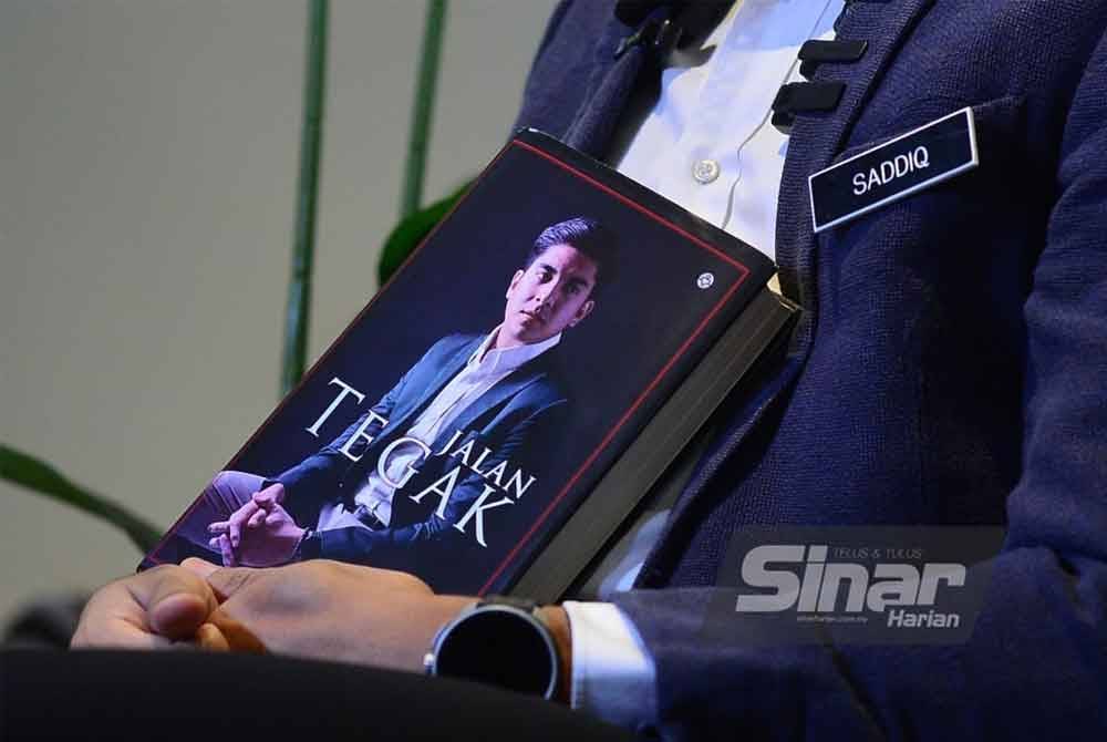 Buku Jalan Tegak hasil nukilan Syed Saddiq. Foto Sinar Harian-ASRIL ASWANDI SHUKOR
