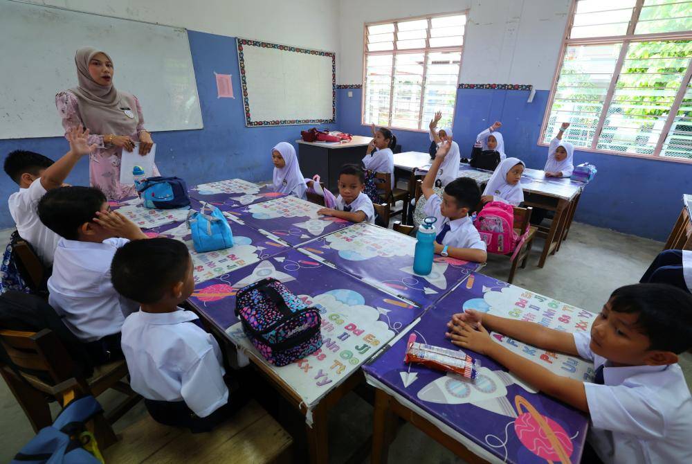 Para guru juga perlu berhadapan dengan pelbagai suasana serta ragam anak murid selain memastikan arus pendidikan seiring dengan perubahan pembangunan negara. Gambar hiasan.