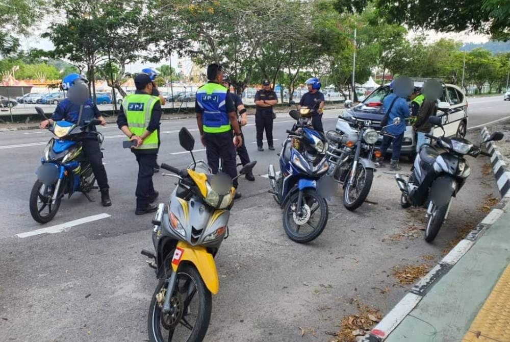 JPJ Pulau Pinang menyita 15 motosikal dan sebuah lori yang digunakan warga asing dalam Ops Khas Pemandu Warga Asing (PeWA) di sekitar Taman Arowana dan Taman Pelangi pada Rabu. Foto FB JPJ Pulau Pinang