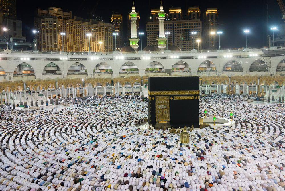 SEBAIKNYA, ikutilah cara dan saluran yang betul serta sah apabila ingin menunaikan haji di tanah suci. -Foto: Canva