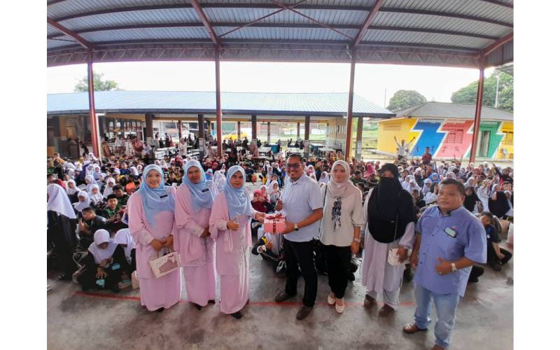 Omar (tengah) turut melawat SK Pasir Puteh untuk bersama para guru dan murid-murid menyambut Hari Guru 2024, hari ini.