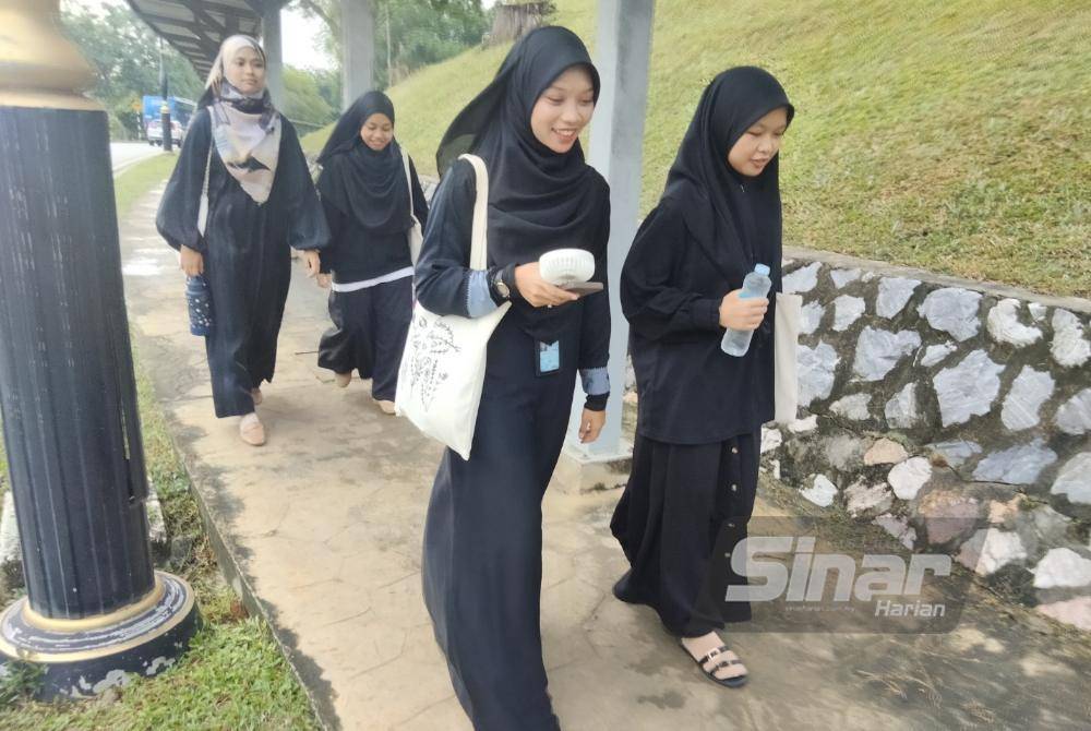 Rata-rata pelajar UiTM yang ditemui memakai pakaian hitam pada Khamis, sebagai tanda protes rancangan kemasukan pelajar bukan bumiputera ke universiti itu.