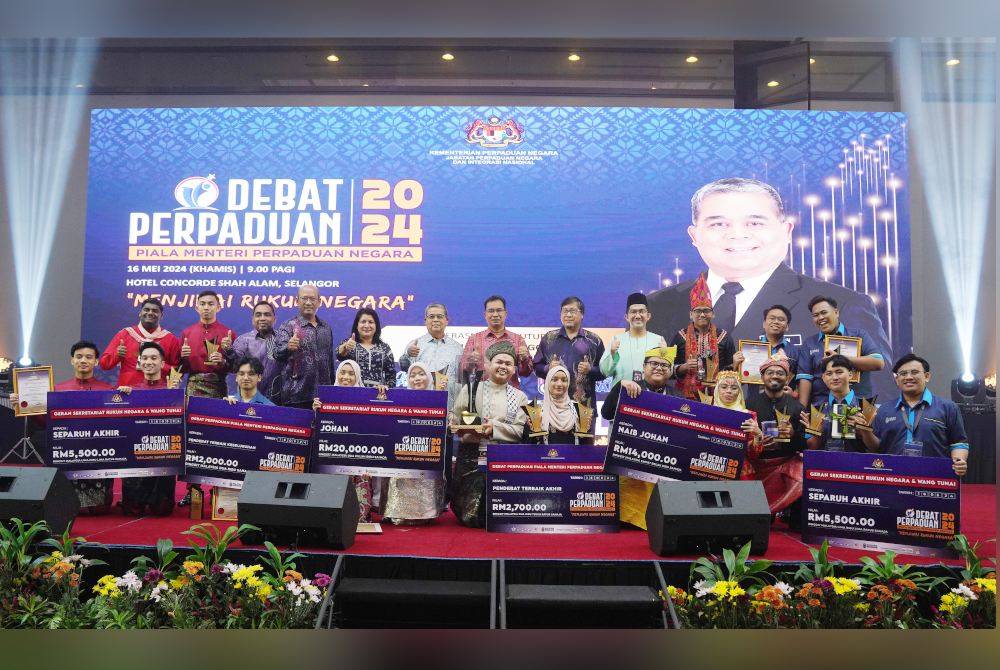 Shah Alam: Mei 16 2024: Menteri Perpaduan Negara, Datuk Aaron Ago Dagang (tengah) Timbalan, Senator Saraswathy Kandasami (lima dari kiri) bergambar bersama pemenang pada majlis Debat Perpaduan Piala Menteri Perpaduan Negara Tahun 2024 yang diadakan pada Khamis.