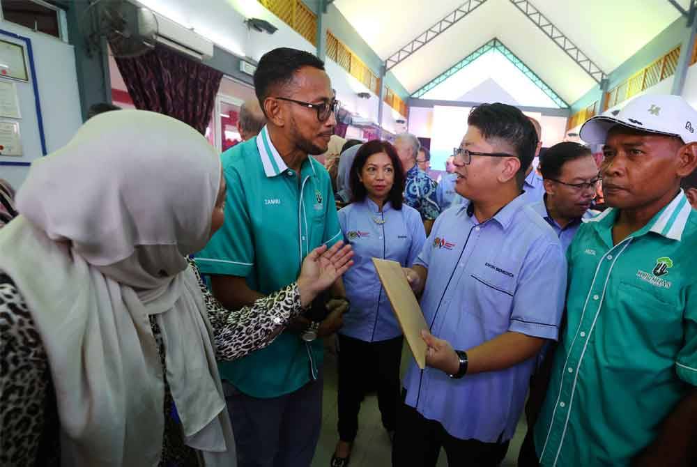 Ewon Benedick (dua dari kanan) beramah mesra bersama sebahagian ahli-ahli koperasi pada Majlis Peluncuran Program Jom Jelajah Koperasi 2024 di Pusat Aktiviti Homestay Banghuris, Kampung Hulu Cuchoh pada Khamis. Foto Bernama
