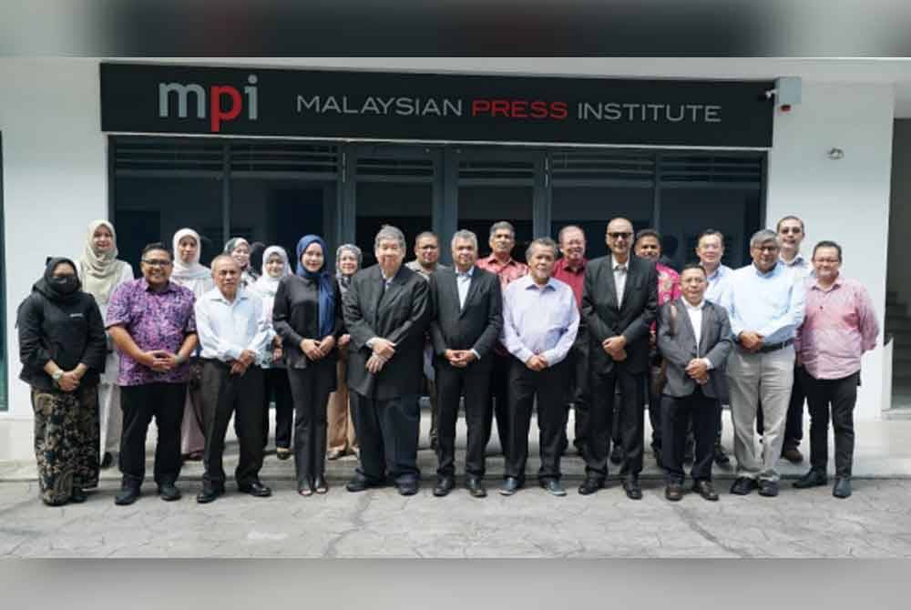 Ahli MPI bergambar selepas berakhirnya Mesyuarat Agung Tahunan MPI pada Khamis.