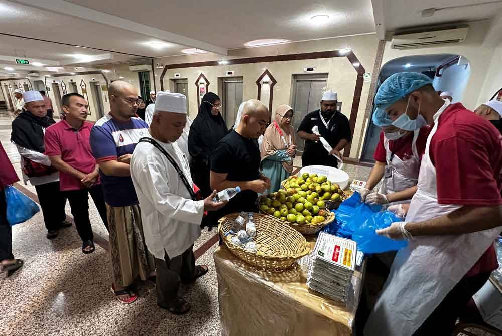 Sebahagian jemaah haji yang beratur di kaunter edaran makanan di tingkat 7, Hotel Abraj Al-Janadriah, Makkah.