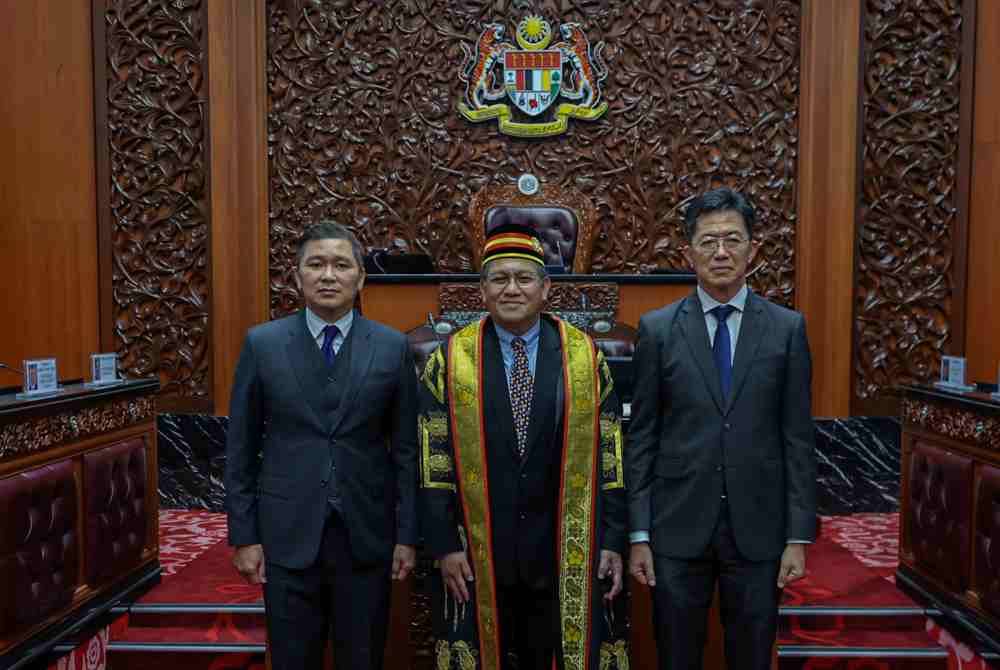 Nur Jazlan (tengah) bersama Nelson (kiri) dan Robert Lau (kanan) selepas upacara mengangkat sumpah jawatan Ahli Dewan Negara di Bangunan Parlimen pada Khamis. Foto Bernama