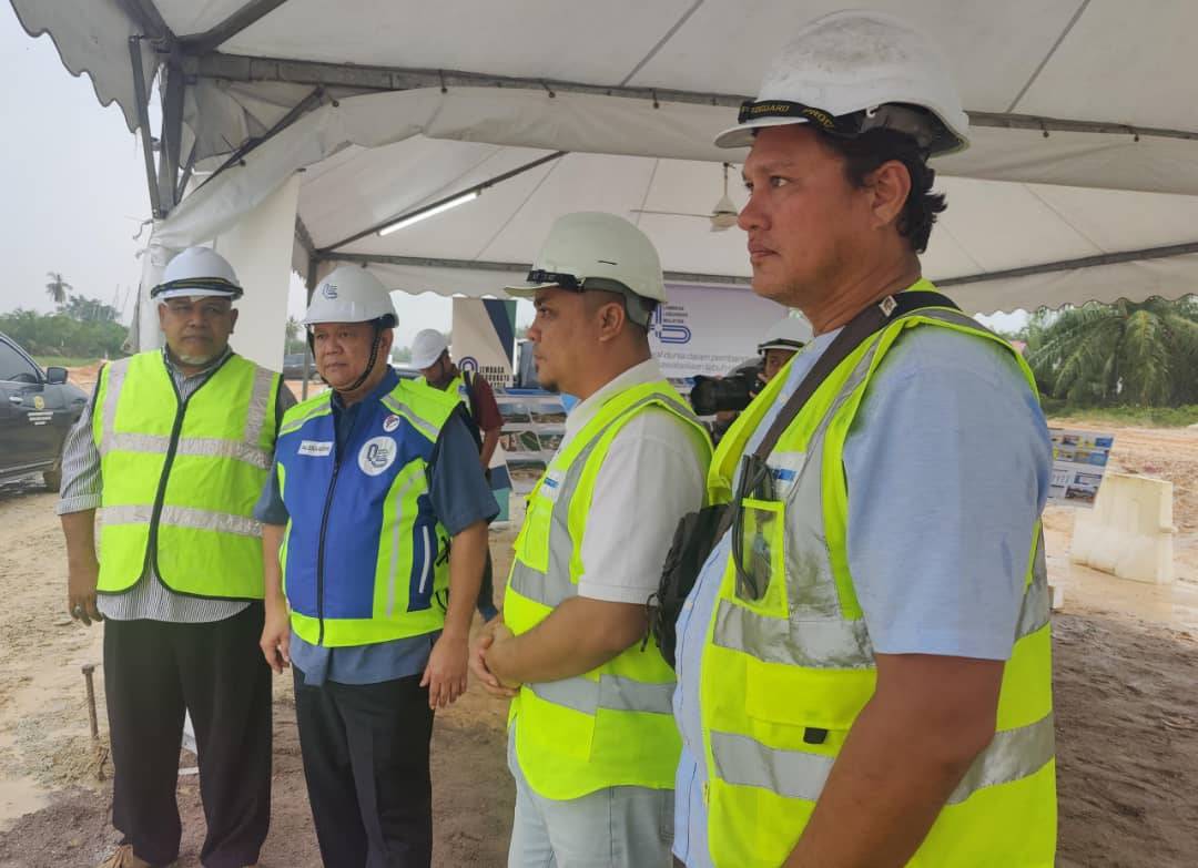 Alexander (dua dari kiri) meninjau pelaksanaan projek lebuh raya di Seksyen 7 WCE di Persimpangan Assam Jawa - Tanjong Karang pada Khamis.