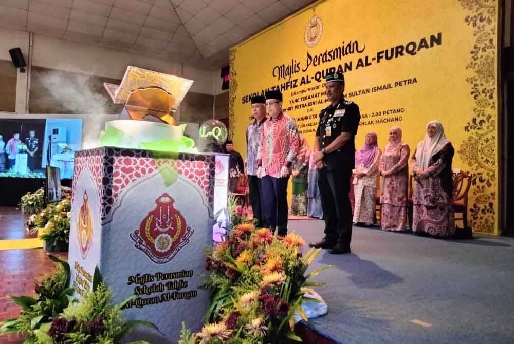Nordin (kanan) mengiringi Tengku Muhammad Fakhry Petra yang berkenan merasmikan Majlis Perasmian Sekolah Tahfiz Al-Quran Al-Furqan Pusat Pemulihan Akhlak Machang pada Khamis.