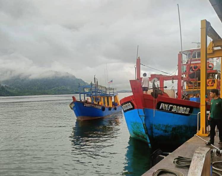 Dua vesel bersama nelayan ditahan Jabatan Perikanan Perak selepas dikesan melanggar kesalahan menerusi program MCS di perairan Selangor dan Perak. Foto: Ihsan Jabatan Perikanan Perak