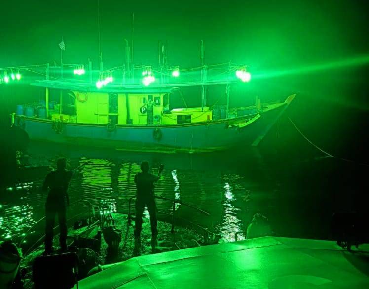 Anggota Jabatan Perikanan Perak mengesan sebuah vesel yang dipercayai melanggar Akta Perikanan 1985. Foto: Ihsan Jabatan Perikanan Perak